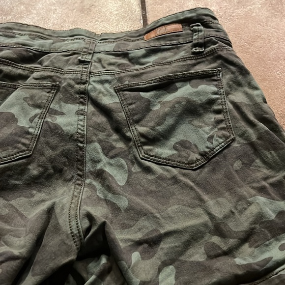 LEI CAMO SHORTS - Picture 9 of 9